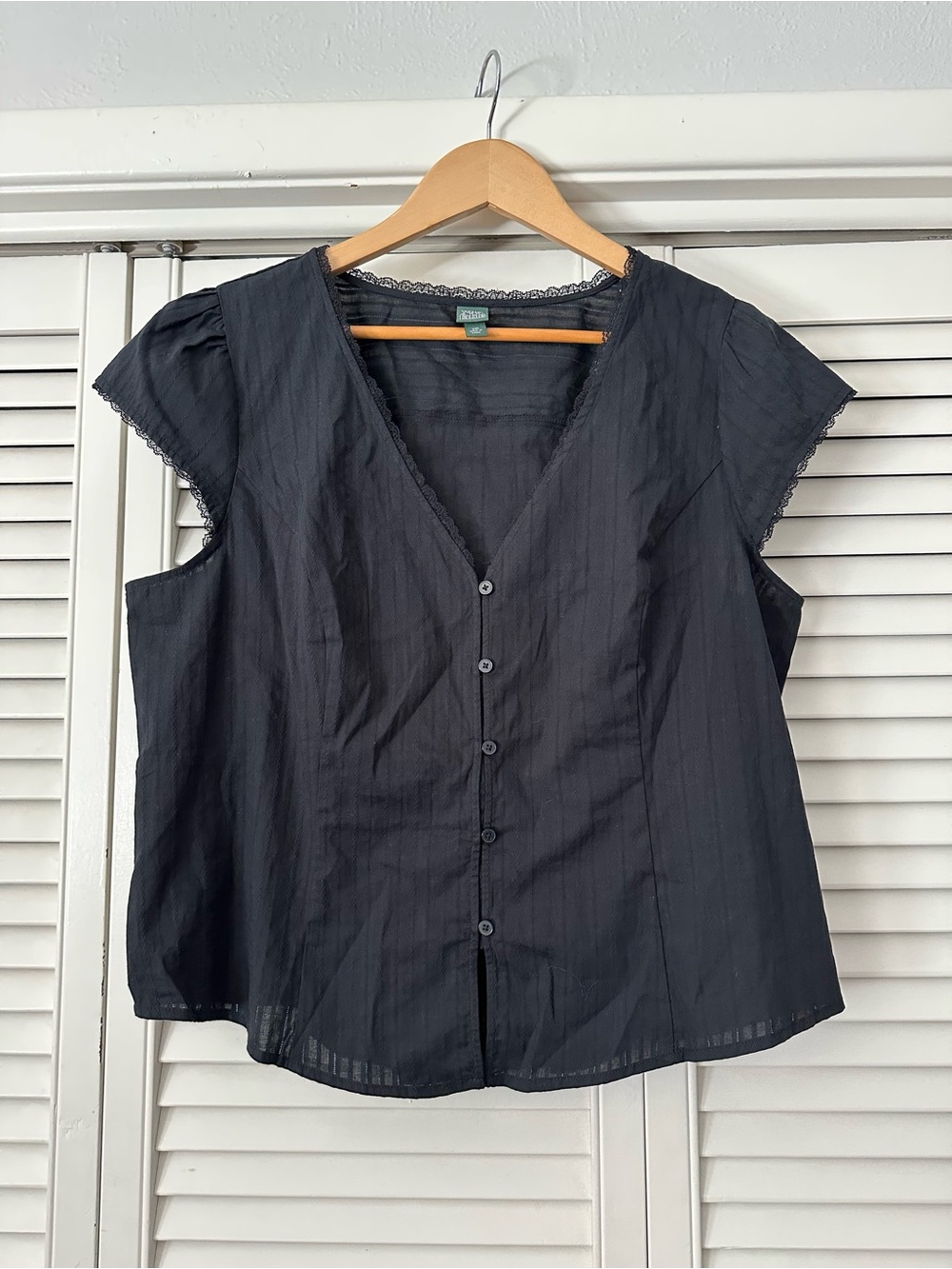 wild fable NWOT Black V-Neck Button Front Cap Sleeve Blouse